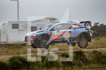 2018-06-10 - Thierry Neuville e il navigatore Nicolas Gilsoul su Hyundai i20 Coupe WRC al salto della PS 2 - RALLY ITALIA SARDEGNA WRC - RALLY - MOTORS